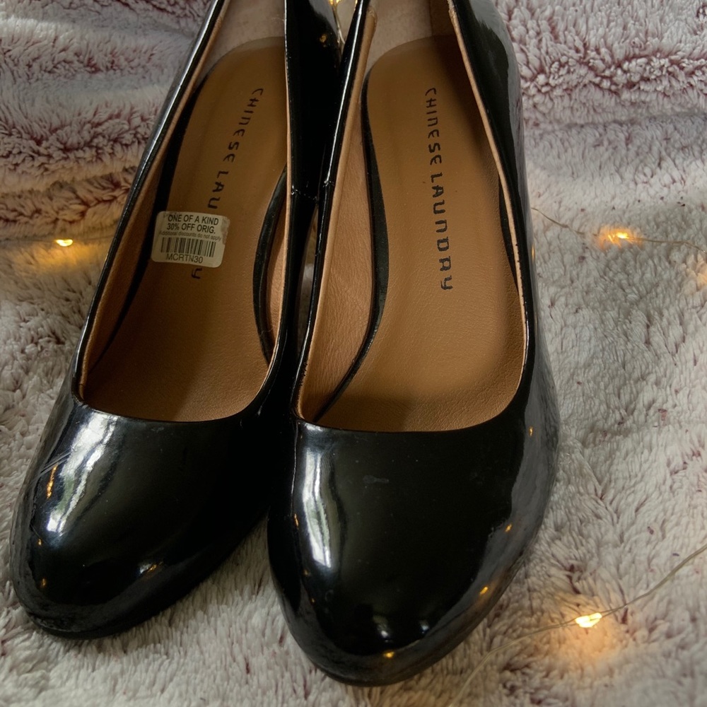 Chic black leather heels ✨